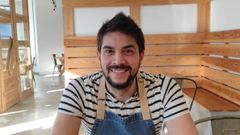 El cocinero cariñés, en el interior del restaurante, un local muy luminoso de estética industrial