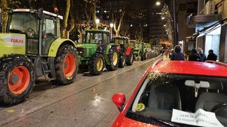 Los tractores rodean el Parque de San L&aacute;zaro (Ourense).
