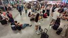 Cientos de personas esperan la salida de su tren en la estacin de Atocha de Madrid