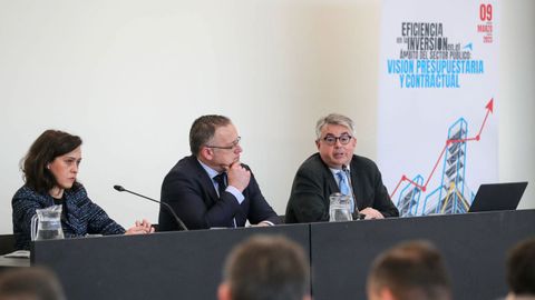 El presidente de CAC-Asprocon, Joel Garc�a Fern�ndez (c), y el decano del colegio de Ingenieros de Asturias, Ignacio Ruiz Latierro (d), durante la inauguraci�n este jueves de una jornada titulada  Eficiencia en la Inversi�n en el �mbito del Sector P�blico:Visi�n Presupuestaria y Contractual 