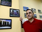 C�sar Ortega junto a los cuadros con las plantillas de sus parques.