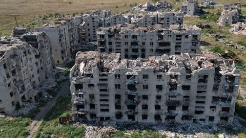Edificios residenciales en ruinas en la ciudad de Maryinka, en la región de Donetsk.