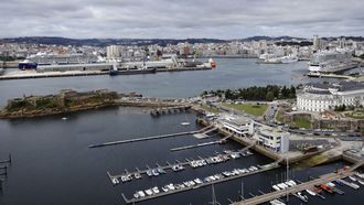 Vista panor�mica del borde litoral, con el muelle Centenario, el de las �nimas y el Castillo de San Ant�n en primer plano, el d�a en que el puerto recibi� una cu�druple escala de cruceros.