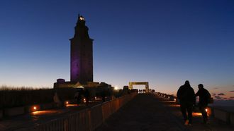 Iluminación nocturna de la torre de Hércules.