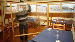 Nstor Fernndez, gerente del viveirense Gastrobar Atlntico, preparando las mamparas que protegen cada una de las mesas del local para reencontrarse hoy con sus clientes