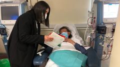 Una usuaria de di�lisis en el Hospital Provincial de Pontevedra