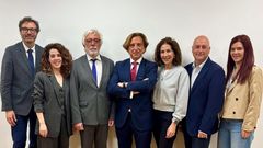 Dar�o L�pez, primero por la izquierda, posa con la directiva de los arquitectos t�cnicos de Espa�a