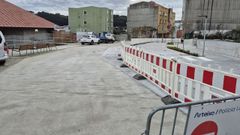 Los operarios continuaban ayer en la traves�a de Meir�s, ejecutando los �ltimos trabajos.