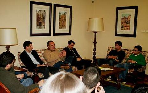 Los universitarios del colegio mayor La Estila recibieron a Trapiello.