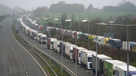 Camiones hacen cola para acceder al puerto de Dover, en el Reino Unido