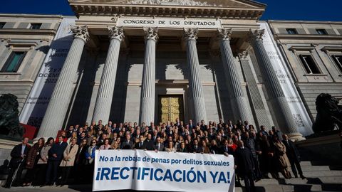 Diputados y senadores del PP se concentran en el Congreso pedir la dimisi�n de la ministra de Igualdad, Irene Montero