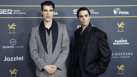 Javier Calvo y Javier Ambrossi durante la entrega de un premio a su serie La Mesas