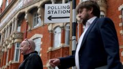 Electores dirigi�ndose a un colegio electoral este mi�rcoles en Londres