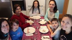 La familia G�mez Caseiro, con los tres refugiados de Ucrania a los que acoge hace semanas (a la derecha)