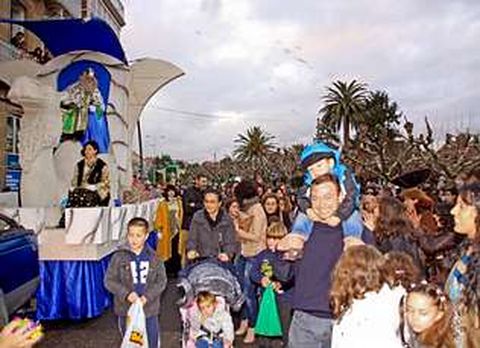 En A Pobra el desfile fue seguido por cientos de vecinos.