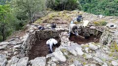 En la parroquia de Vilach� de Salvadur, de A Pobra do Broll�n, se est�n buscando los rastros de un monasterio medieval desaparecido 