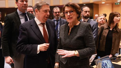 El ministro de Agricultura de Espa&ntilde;a, Luis Planas, con su hom&oacute;loga de Francia,&nbsp;Annie Genevard , el mes pasado en Bruselas