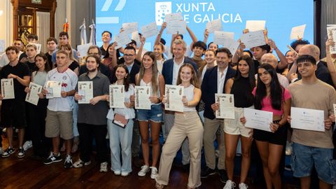 Alfonso Rueda, Jos� Gonz�lez y Antonio Rodr�guez Miranda con j�venes del programa Conecta Galicia. d.c.