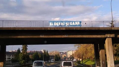 Pancarta en una de las entradas de Oviedo