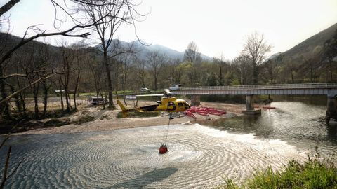 Bomberos de Asturias trabajan para extinguir las llamas en un incendio forestal