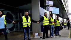 Parte de la cadena humana formada ayer por la ma�ana en Carballo