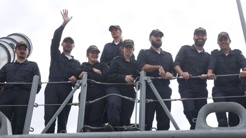 La dotacin, saludando a sus familiares a la llegada al Arsenal