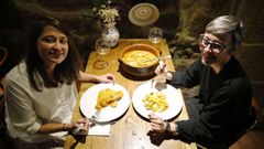 Entrepedras (Ourense). Las cazuelas de barro elaboradas por los alfareros de Ni�odaguia son la jugada maestra de los arroces que Sandra Fern�ndez prepara y sirve en esta arrocer�a ubicada en el casco antiguo ourensano. Con un fuego a�n m�s lento del habitual, Sandra propone creaciones como el risoto de setas con trufa y parmesano o el arroz negro y cremoso de chipirones.