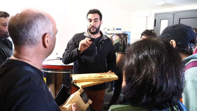 Diego L�pez (en el centro), copropietario de la empresa ap�cola O Galeir�n, mustra sus instalaciones a los visitantes en una edici�n anterior del programa Os Cami�os dos Sabores