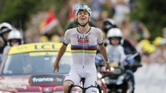 Tadej Pogacar celebrando la victoria en el Tourmalet