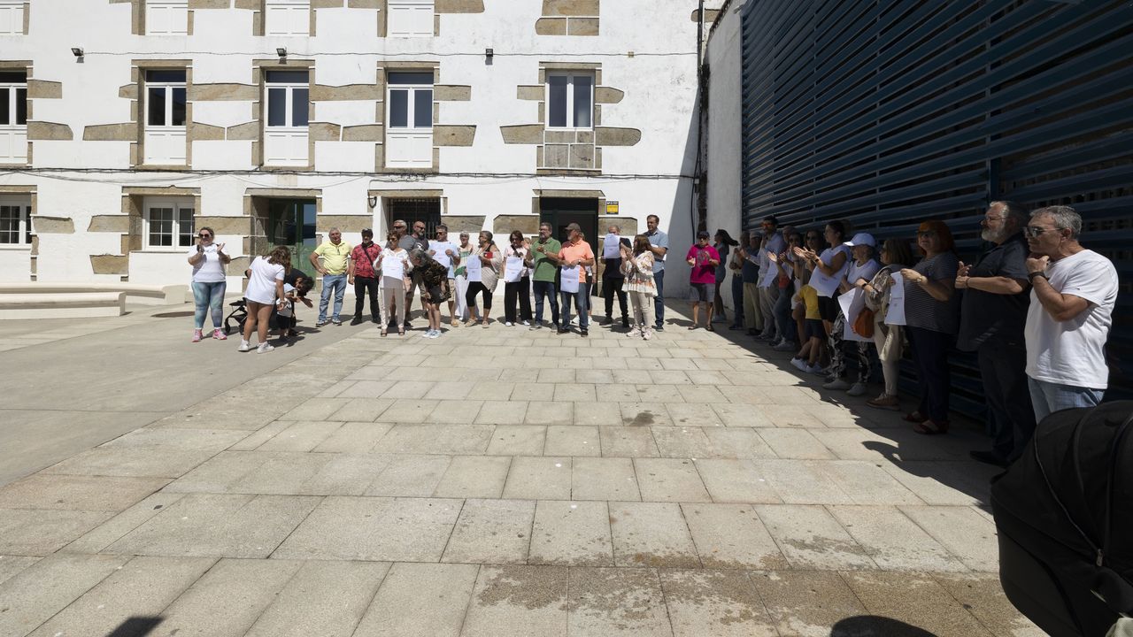 Concentración para exigir soluciones en el centro de salud fisterrán
