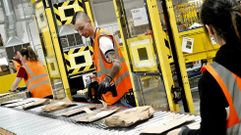 Trabajadores de Amazon en el pol�gono de A Granxa, en foto de archivo