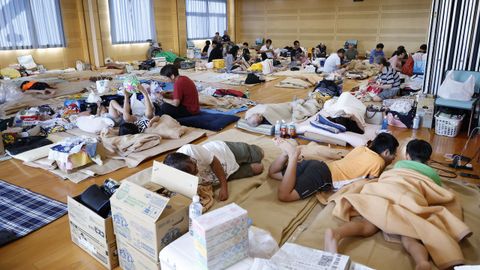 Residentes afectados por el terremoto se refugian en el Centro de Control de Emergencias de Matsubashi-higashi, en Uki, Kumamoto.