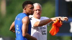 Mbapp�, junto a Didier Deschamps en un entrenamiento.
