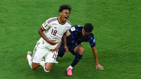 Lamine en una acci�n con Sanabria.