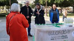 La alcaldesa y el concejal de Medio Ambiente entregando recipientes de vinagre blanco para limpiar los orines de los perros
