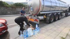 Cisterna para abastecer de agua potable a los viveirenses que estuvo aparcada en Covas