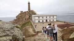 El Faro Vil�n, ayer. El Faro Vil�n, uno de los espacios m�s emblem�ticos, abre a diario ma�anas y tardes, excepto los martes. �Estamos tendo moita m�is xente este ano e de moitos pa�ses que nunca vi�eran. Hai moitos de Asia�, manifest� Virginia Barros, t�cnica de turismo, este lunes, desde Camari�as.