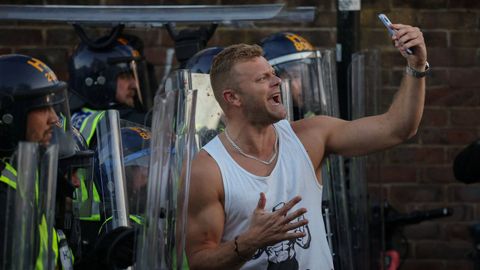 Un hombre se toma un selfi durante una manifestaci�n en Southampton tras la condena a Vikrum Digwa por el homicidio de Henry Nowak