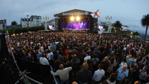 La explanada portuaria, llena de público en la noche del viernes, durante el concierto del 50 aniversario de la Escola de Gaitas