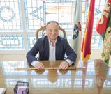 Ram�n Vigo Sambade, en el luminoso despacho de la alcald�a de Cee. 