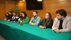 La presidenta de la Mancomunidade do Saln�s, Marta Gir�ldez (de verde), acompa�ada hoy por otros tres de los cinco alcaldes socialistas de O Saln�s, varios concelleiros y el parlamentario en O H�rreo Julio Torrado