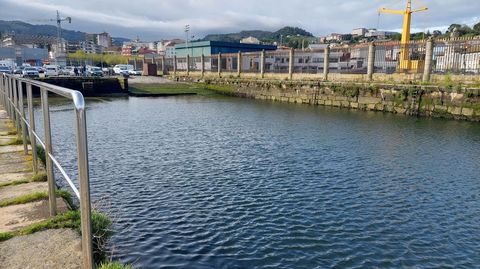 Drsena del cementerio de barcos que el Concello de Marn quiere convertir en piscina al aire libre