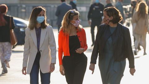 La ministra de Derechos Sociales y Agenda 2030, Ione Belarra; la vicepresidenta segunda y ministra de Trabajo y Econom�a Social, Yolanda D�az; y la alcaldesa de Barcelona, Ada Colau, a su llegada este lunes al Congreso.