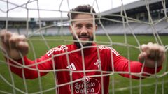 Miquel Parera detrás de la red de la portería que custodia en A Malata.