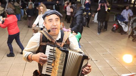 C� Orquestra Pantasma, onte en Carballo, no arranque do entroido 