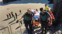 El traslado hasta la ambulancia de la herida, que se encontraba en la playa de As Catedrais cuando lesion una pierna, fue realizado en camilla