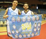 Donnie McGrath y Pepe Pozas muestran la bandera del equipo, que est� ya a la venta. 