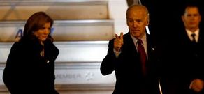 El vicepresidente Biden fue recibido por la embajadora de EE.UU. en Jap�n, Caroline Kennedy.
