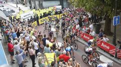 Trabajadores de Ence se manifiestan�en la salida de la Vuelta a Espa�a desde Sanxenxo