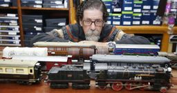 Carlos D�az Gonz�lez, con algunos de sus trenes y vagones Pay� sobre el mostrador de su tienda del centro hist�rico. 